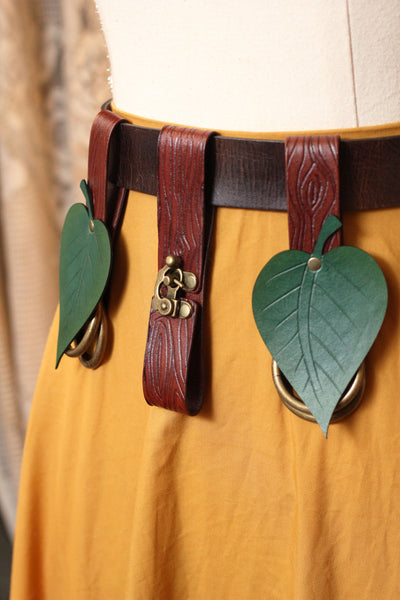 Wood Grain Tankard Holder and Leaf Skirt Hike Accessory Set