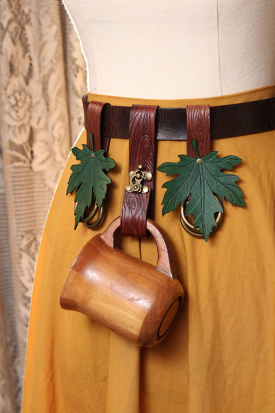 Wood Grain Tankard Holder and Green Maple Leaf Accessory Set