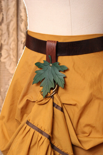 Wood Grain Skirt Hikes with Green Maple Leaves (Set of Two)