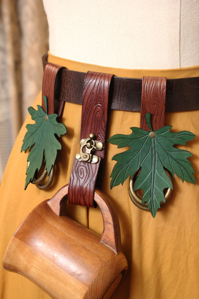 Wood Grain Tankard Holder and Green Maple Leaf Accessory Set