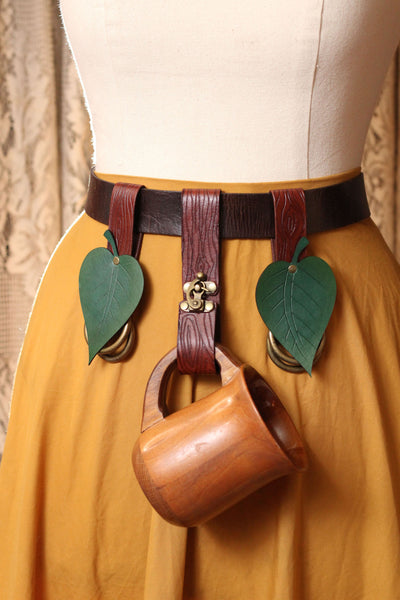 Wood Grain Tankard Holder and Leaf Skirt Hike Accessory Set