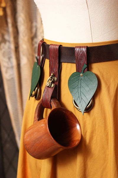 Wood Grain Tankard Holder and Leaf Skirt Hike Accessory Set